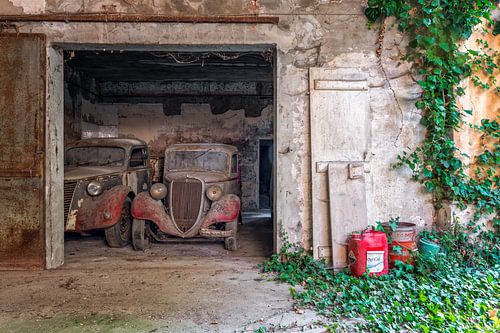 Verlaten auto's in de garage