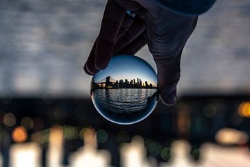 NY Skyline in a glassball van Jeanette van Starkenburg