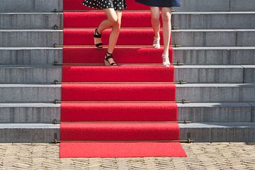 Zwei junge Frauen auf einem roten Teppich von Peter de Kievith Fotografie