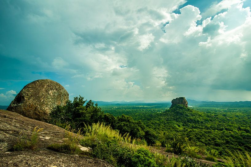 Sri Lanka's Sigiriya Lions Rock van een afstandje van Thijs van Laarhoven