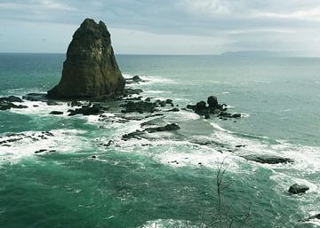 Gros rochers au milieu de la mer avec de grosses vagues
