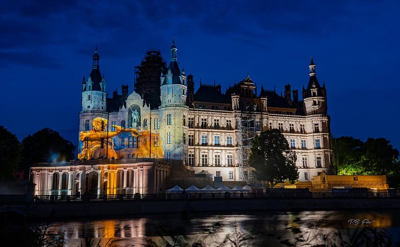 Schwerin Castle with the light show  by T.B.- Foto