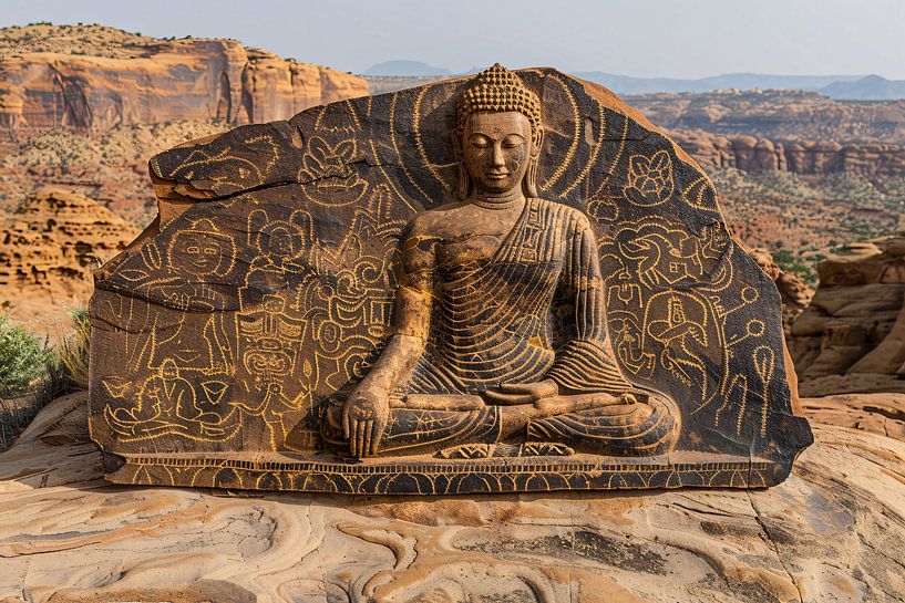 Buddha mit antiken Petroglyphen auf Stein von Art & Soul Creations