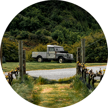 Verlaten Land Rover bij een wijngaard in Nieuw Zeeland. van Niels Rurenga