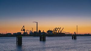 Europoort net na zonsondergang Mooie oranje lucht