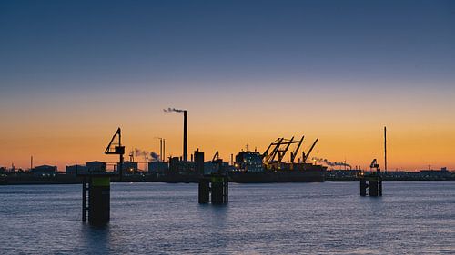 Europoort net na zonsondergang Mooie oranje lucht