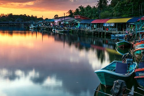 Vissersdorp bij zonsondergang