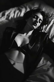 Stilvolles Boudoir-Porträt in schwarz-weiß von Carla Van Iersel