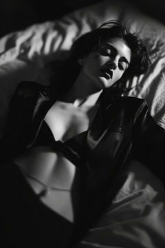 Stylish boudoir portrait in black and white by Carla Van Iersel