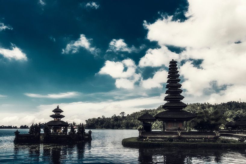 Bali - Pura Ulun Bratan and lake by Dirk Wüstenhagen