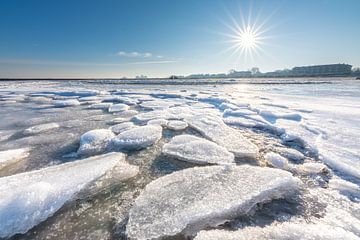 IJs aan het strand in Stein, Oostzee (D) van Marco de Jong