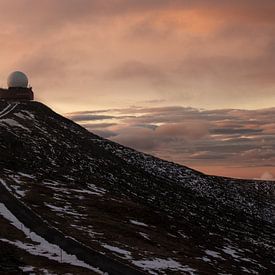 Radar gebouwen op de bergtop van Martijn Aleman