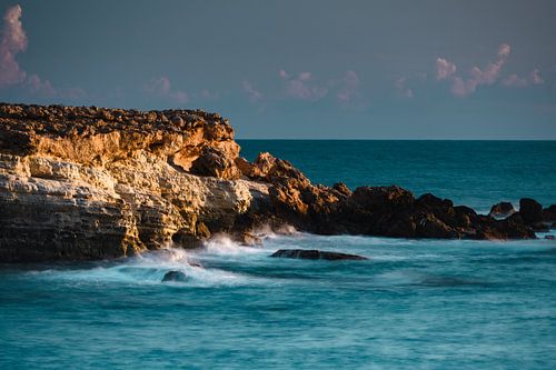 Landschap naast de EDRO III scheepswrak aan de kust, Paphos, Cyprus