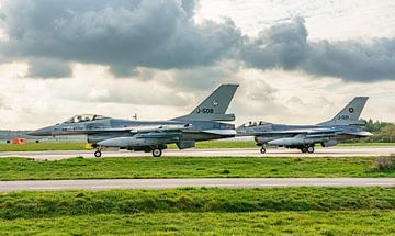 Twee F-16's (J-508 en J-021) van het 312 Squadron. van Jaap van den Berg