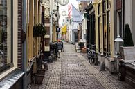 Winkelstraatje in oud Alkmaar van Jaap Mulder thumbnail