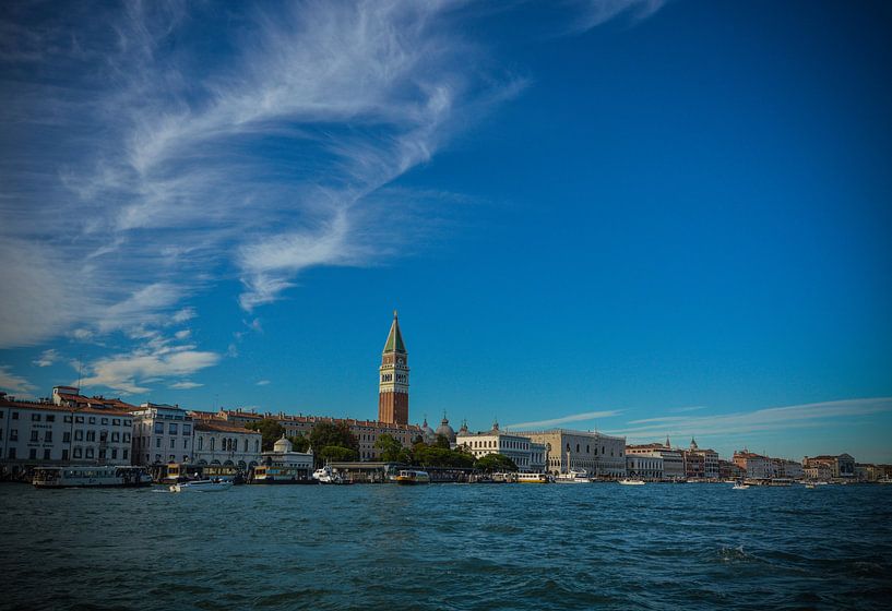 Zicht op Venetie, het beroemde San Marco vanaf Canal Grande van Patrick Verhoef