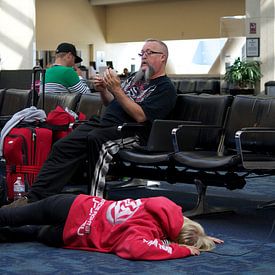 A power nap at the airport by Anjo Schuite