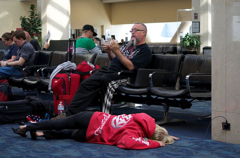 Even een power nap op vliegveld van Anjo Schuite
