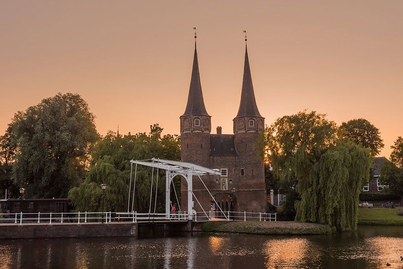 Delft oostpoort zonsondergang van Erik van 't Hof