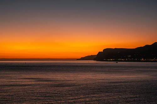 Zonsondergang aan de kust van Sesimbra bij Lissabon