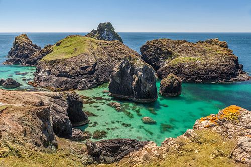 Turquoise water in Kynance Cove, Helston, Cornwall, Engeland