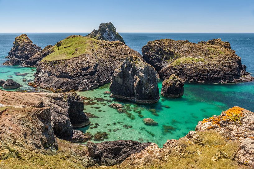 Türkisblaues Wasser in der Kynance Cove, Helston, Cornwall, England von Christian Müringer