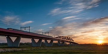 Le train dans le paysage néerlandais: Le Hanzeboog, Hattem sur John Verbruggen