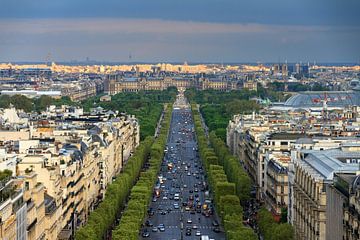 Uitzicht Champs-Eysees vanaf de Arc de Triomphe van Dennis van de Water