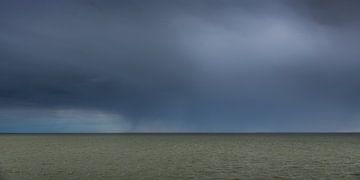 Donkere lucht boven het IJsselmeer gezien vanaf Stavoren