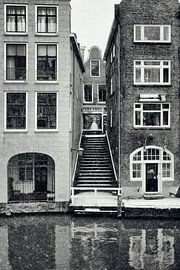 Peeping from the Oudegracht to the Lijnmarkt in Utrecht in winter.  (Utrecht2019@40mm nr 22) by André Blom Fotografie Utrecht