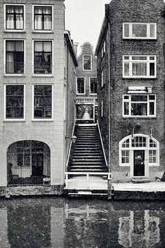 Gluren vanaf de Oudegracht naar de Lijnmarkt in Utrecht in de winter.  (Utrecht2019@40mm nr 22) van André Blom Fotografie Utrecht