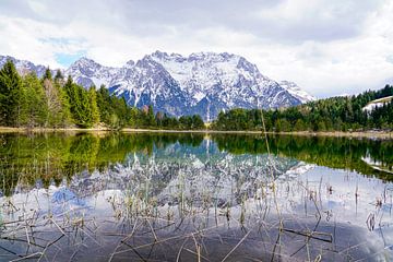 Der ruhige Luttensee bei Mittenwald, umgeben von alpiner Natur und stiller Berglandschaft. von Miriam Schwarzfischer Fotografie