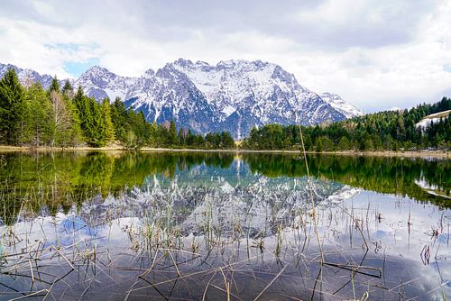 Het rustige Luttenmeer bij Mittenwald, omgeven door alpenatuur en een stil berglandschap.