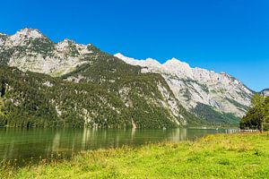 Uitzicht op de Königssee in het Berchtesgadener Land in Beieren van Rico Ködder