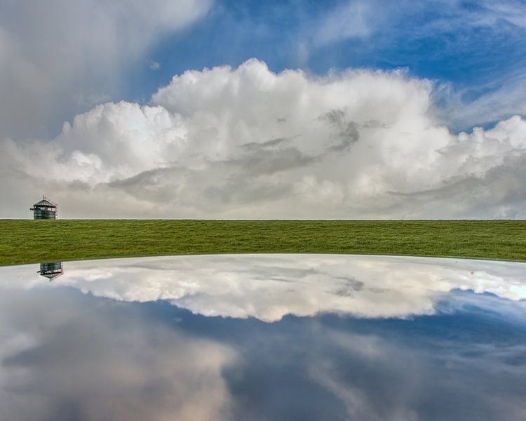 Der Deich bei Noorderleeg mit Wolken von Harrie Muis