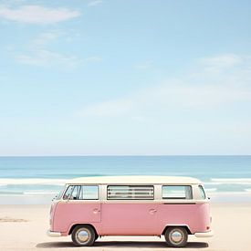 Roze busje op het strand van drdigitaldesign