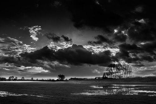 Nat land achter de dijk