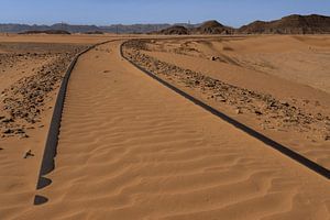 Verlassene Eisenbahnstrecke in der Wüste Wadi Rum
