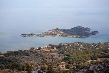 Uitzicht op het meer van Scutari (Montenegro) van t.ART