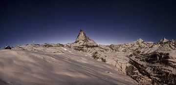 Verschneites Matterhorn im Mondschein nach dem Sonnenuntergang im Winter Panoramabild von Martin Steiner