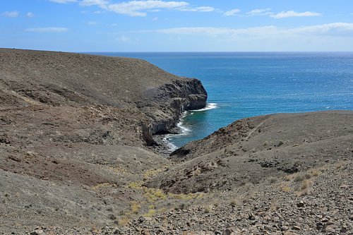 Paysage volcanique de Fuerteventura avec ses falaises arides au bord de l'Atlantique