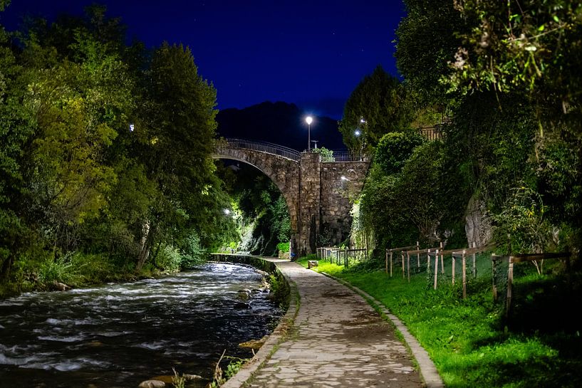 Potes, Spanje | Picos de Europa | Verlichte straat langs de rivier | Reisfotografie van Heleen Klop