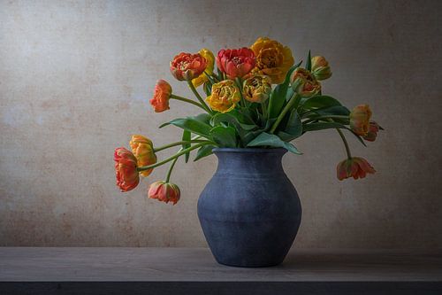 Stilleven met pioentulpen in een aardenvaas