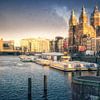 De sint Nicolaas Basilisk in de zon met boten er voor in Amsterdam Oosterdok van Bart Ros