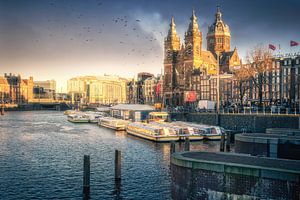 De sint Nicolaas Basilisk in de zon met boten er voor in Amsterdam Oosterdok van Bart Ros