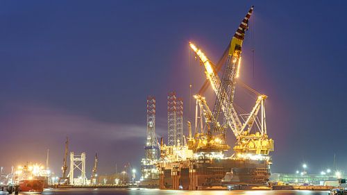 Kraanschip Saipem 7000 in de avond gefotografeerd.