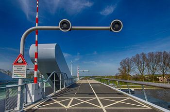 Over de brug de polder in