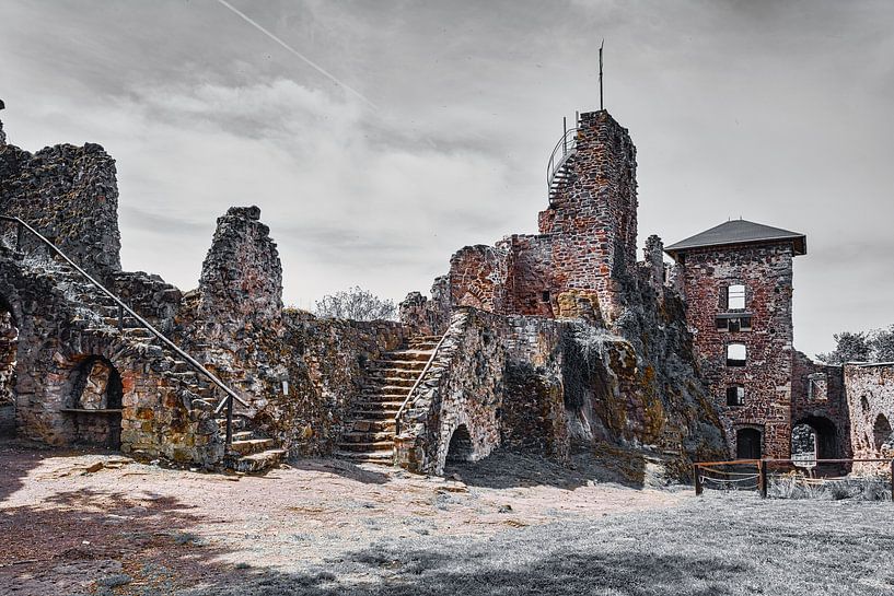 Ein Blick auf die Burgruine in Hohnstein im Harz von Andreas Völkel