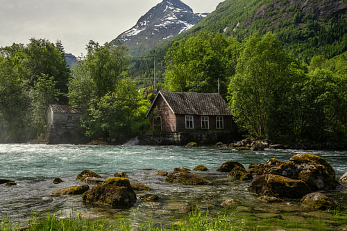 Traditionelles norwegisches Haus an der Oldeelva bei Laukifossen