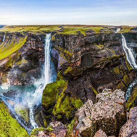 Panoramisch uitzicht op het paradijs, waterval in IJsland van Nic Limper